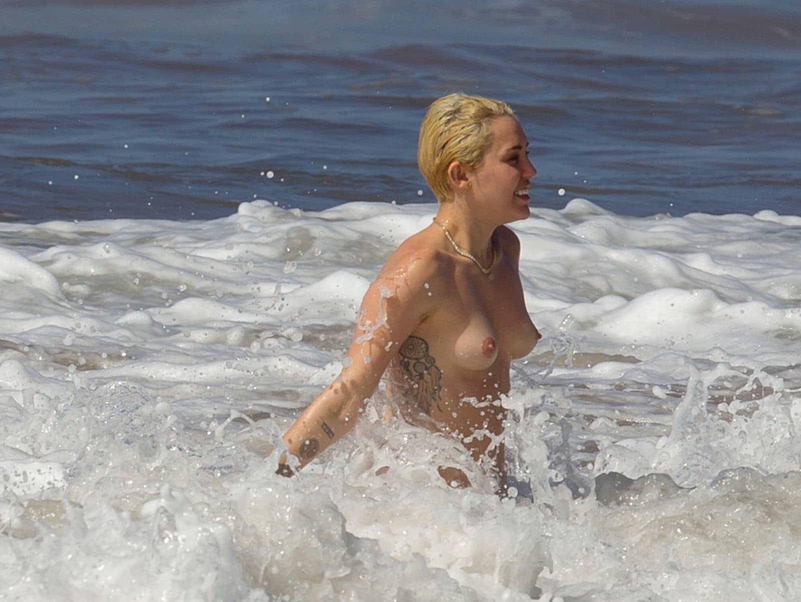miley-cyrus-topless-bikini-candid-photos-in-hawaii-19.jpg