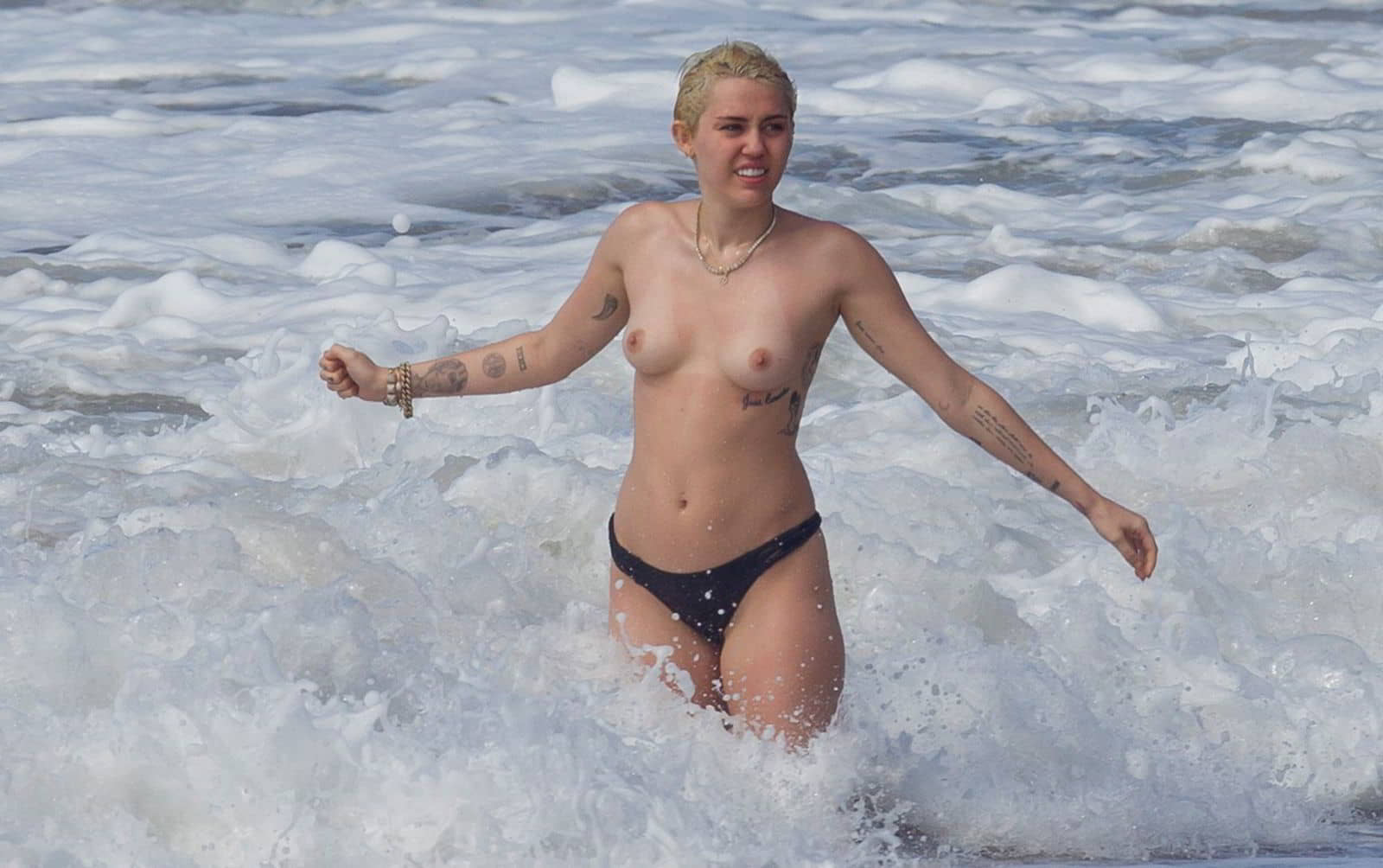 miley-cyrus-topless-bikini-candid-photos-in-hawaii-21.jpg