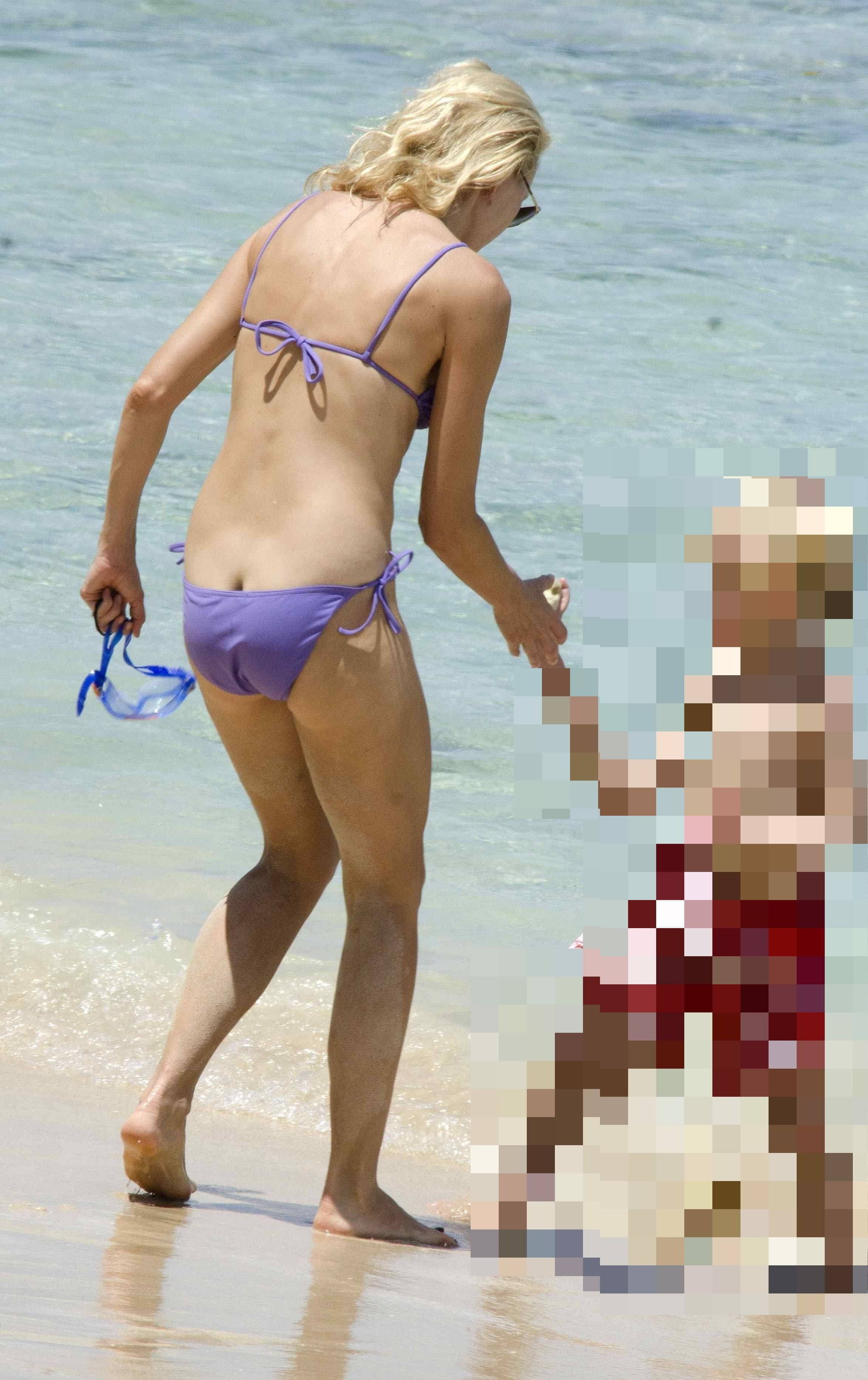 naomi-watts-wearing-a-bikini-at-the-beach-in-barbados-12.jpg