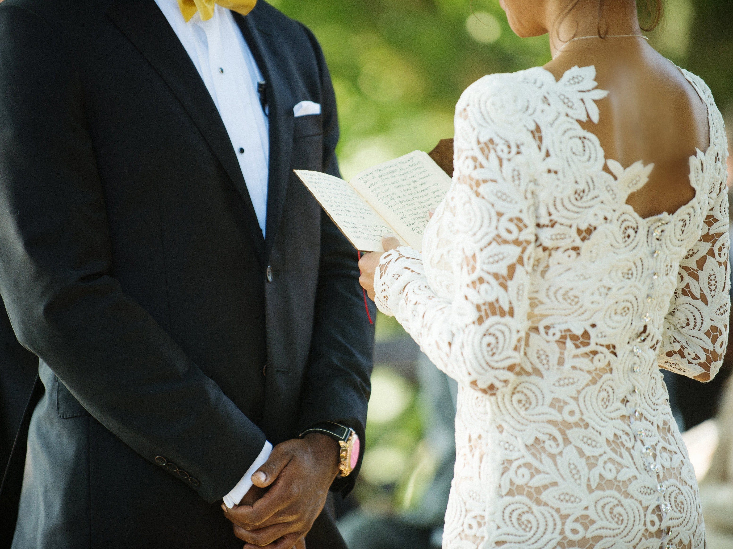 Невесту на свадьбе читать. Жених и невеста. Свадебная клятва. Свадебные фото. Свадьба невеста.