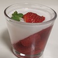 Kókusz panna cotta eperzselével