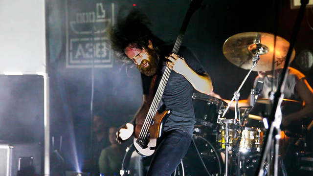 Így zúz egy jógás basszusgitáros