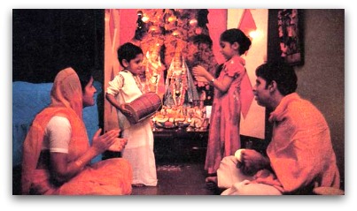 family_worshiping_krishna.75180736_std.jpg