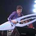 Humoros kép: Szörf alakú gitár