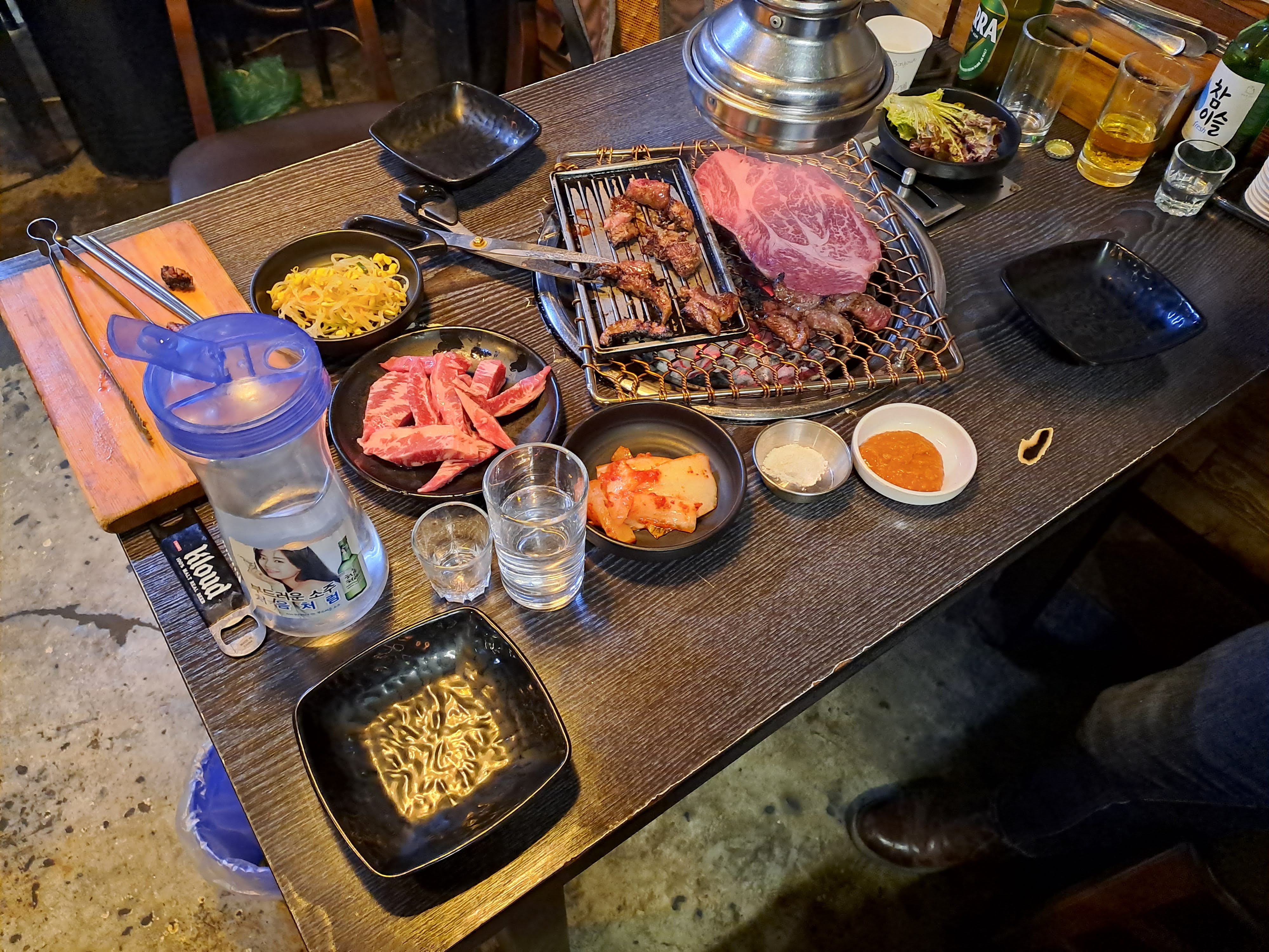 Az első, és eddig egyetlen alkalom, amikor minden szükséges kellék az asztalunkon volt: frissen sülő hús, víz, banchanok minden mennyiségben, a kiváló Terra sör, és soju.