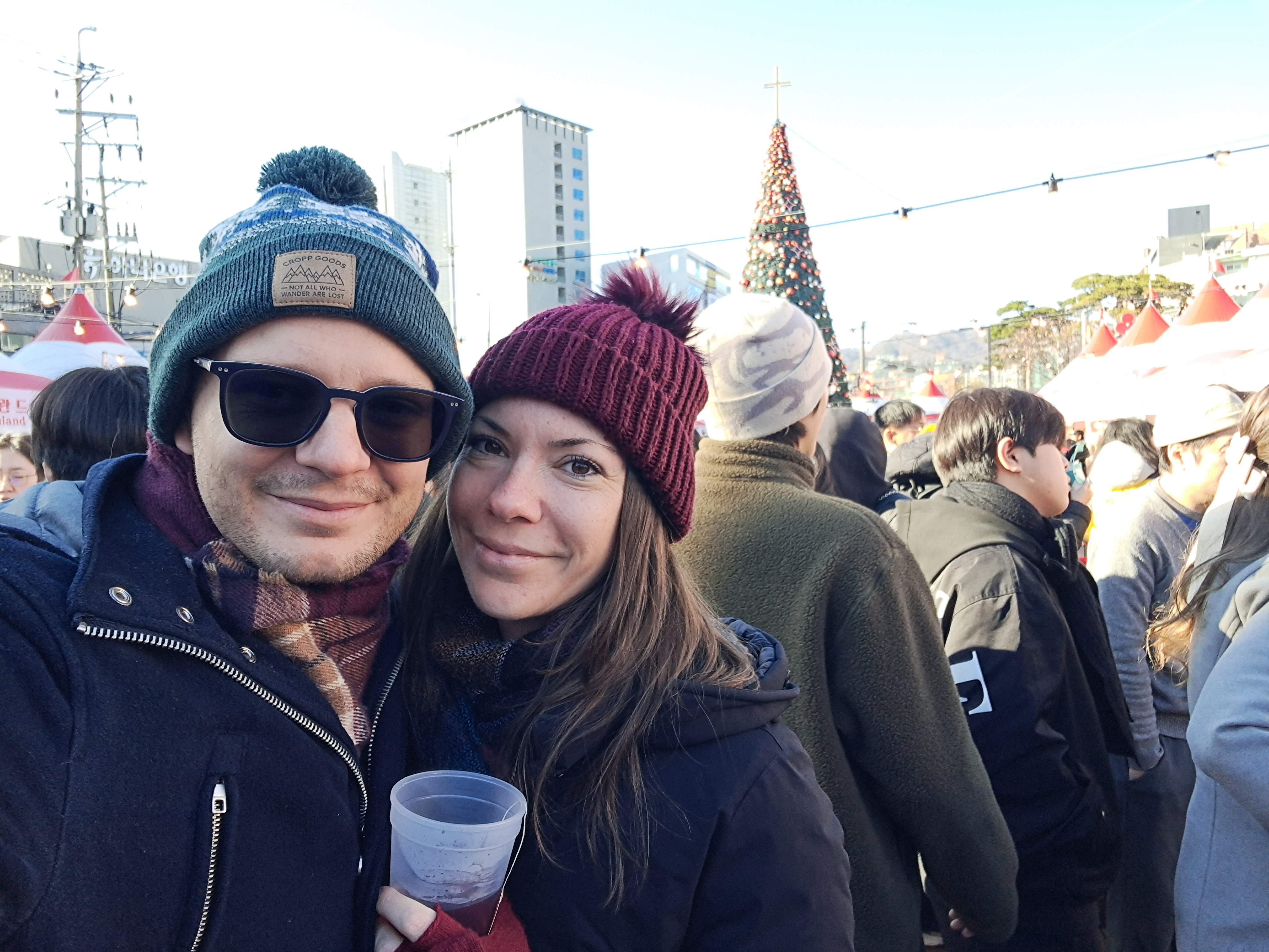 Az európai karácsonyi vásár, ami nevéhez hűen egészen jól visszaadja a felénk jellemző, fabódés-forraltboros hangulatot, ráadásul mindenféle európai konyha képviselteti magát. Mi maradtunk a kedves ismerőseink által készített lángosnál és csalamádés-fasírtos szendvicsnél, de volt sercegő német kolbász, ínycsiklandó gúz hacsapuri, és láttunk szőkehajú nyugati diáklányt hátizsákjából kilógó friss bagettekkel is távozni...