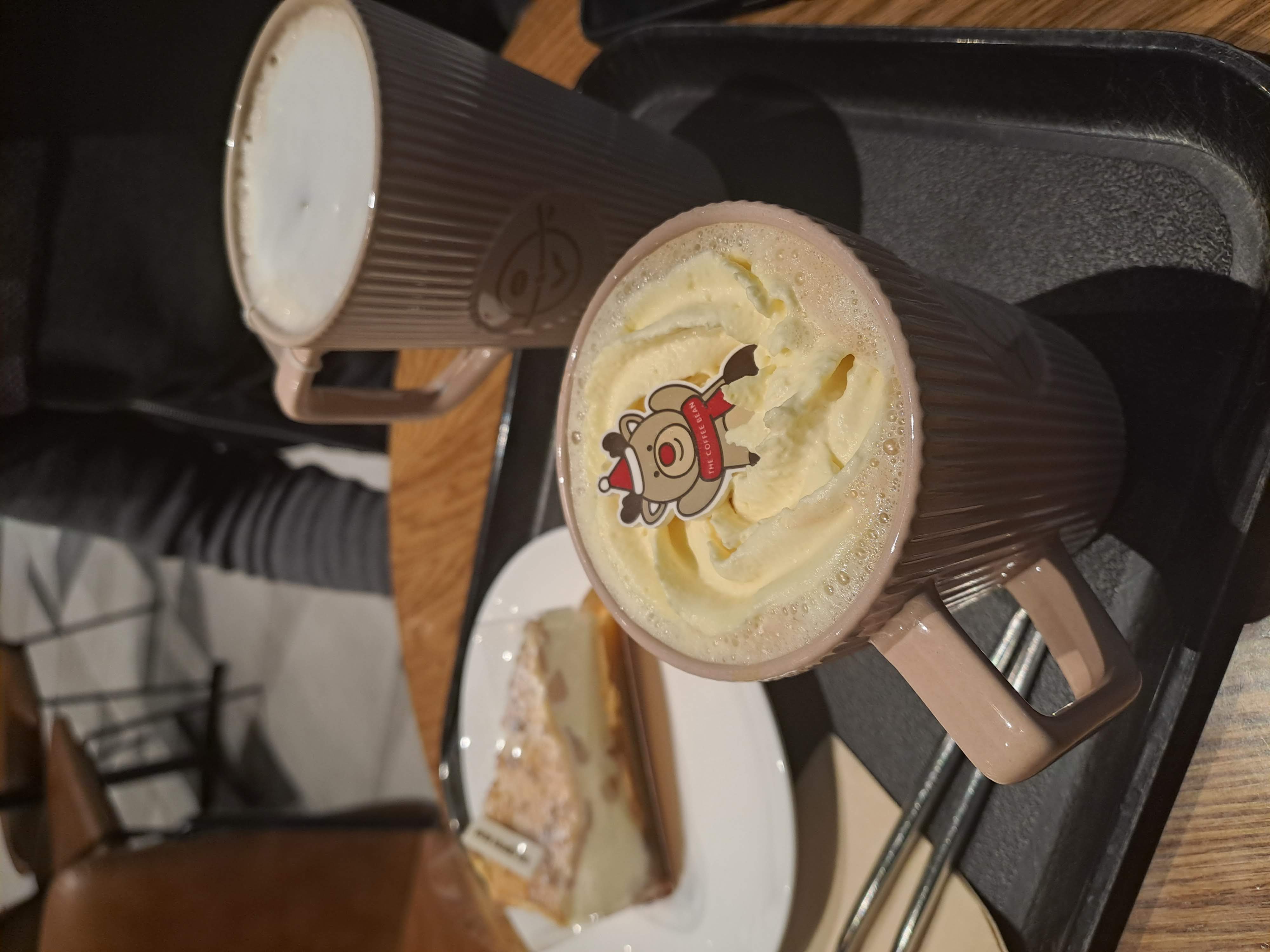 Decemberben nincs kávé valamilyen karácsonyi részlet nélkül. Egyébként egyre jobban megjelennek a nyugatias stílusú karácsonyi dekorációk, rendezvények, stb. itt is, bár a hozzájuk tartozó hagyományok nélkül, egy teljesen más kultúrkörben ez a jelenség némileg furcsán hat. 