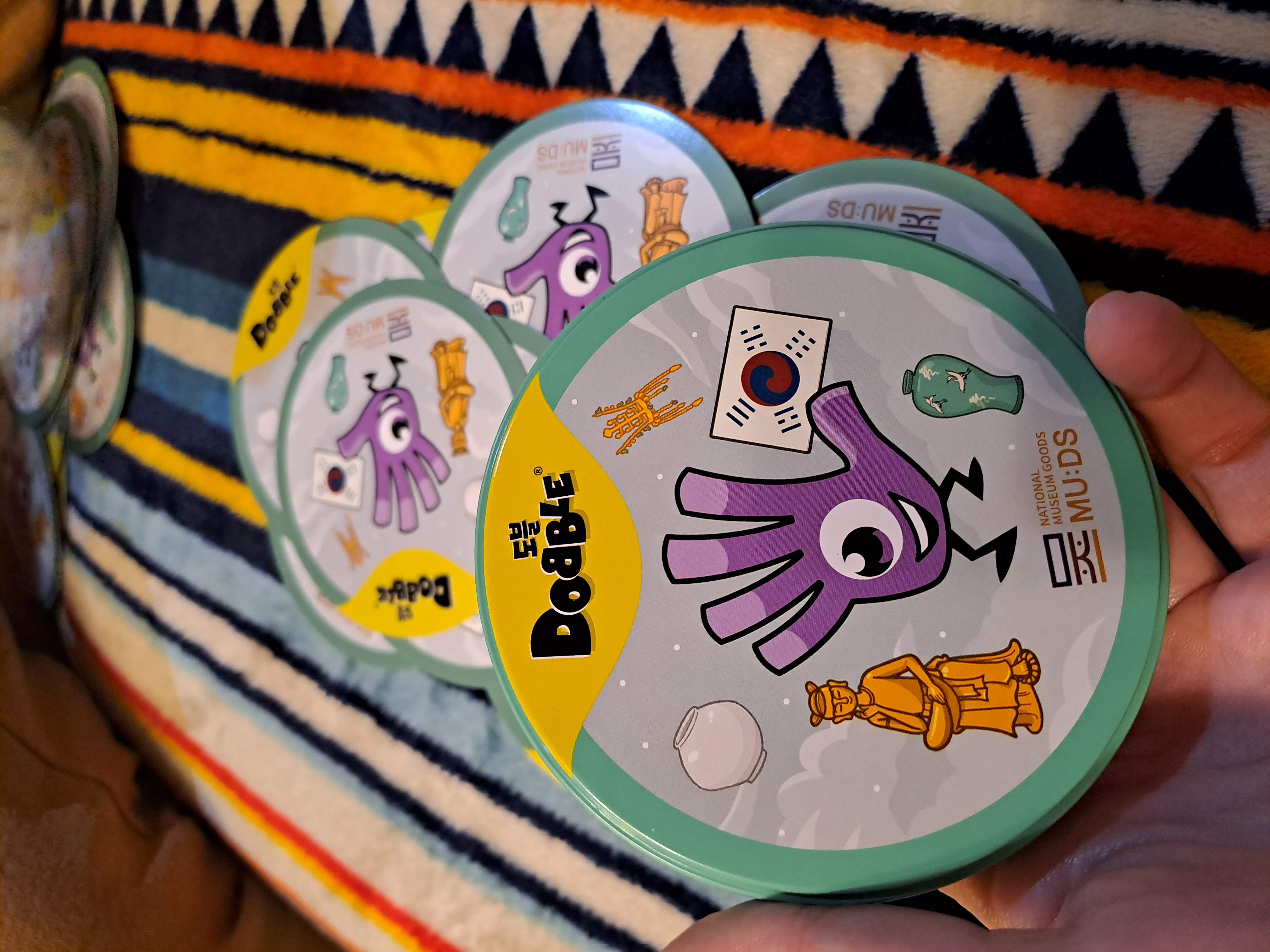 A hosszú téli estéken gyakrabban kerülnek elő a társasok is - ez éppen legújabb szerzeményünk, a Dobble koreai verziója. Külön kihívás felismerni és definiálni a kártyákon szereplő mikroszkopikus mintákat...
