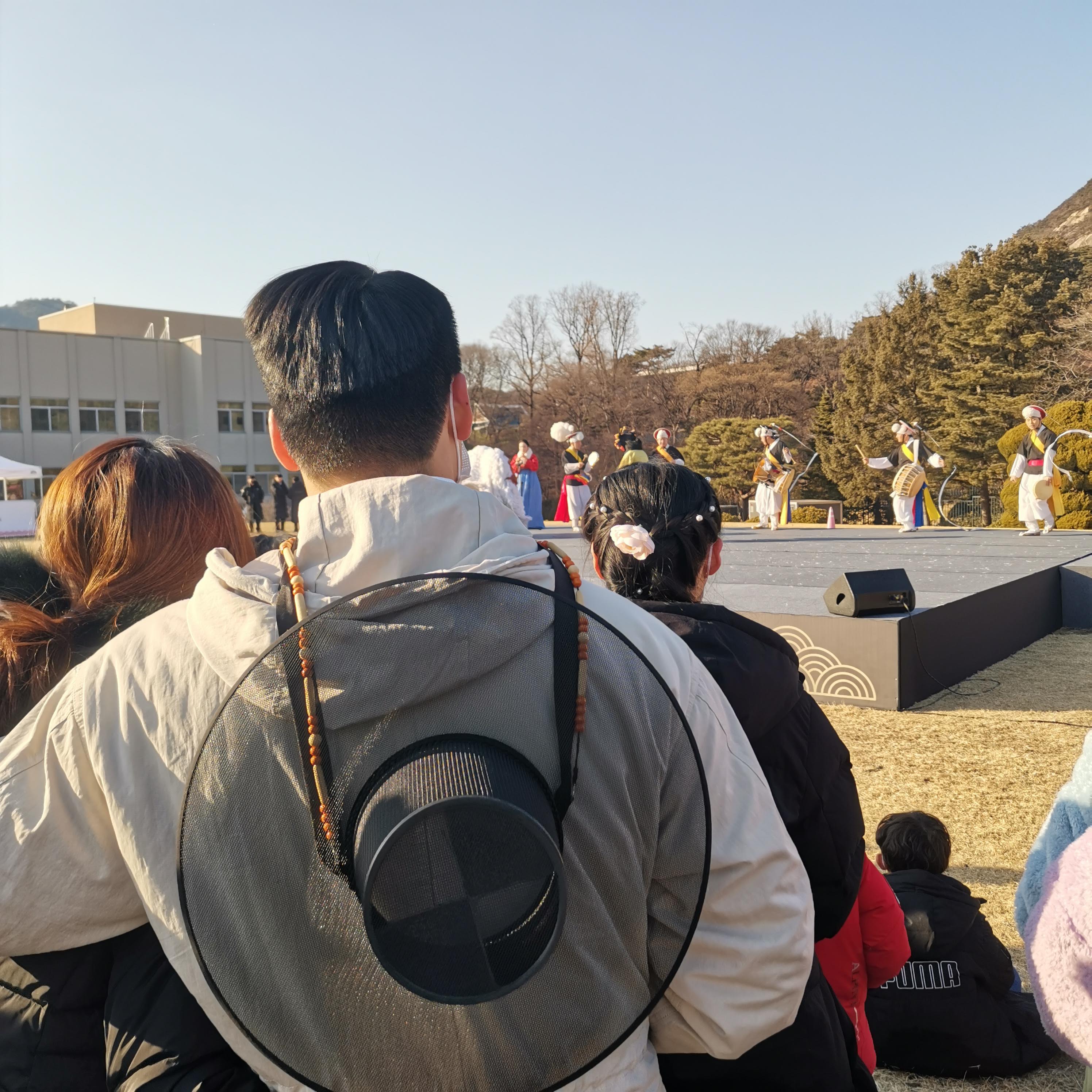 A pufidzseki alatt hanbok (népviselet), fölötte a hozzá tartozó kalap