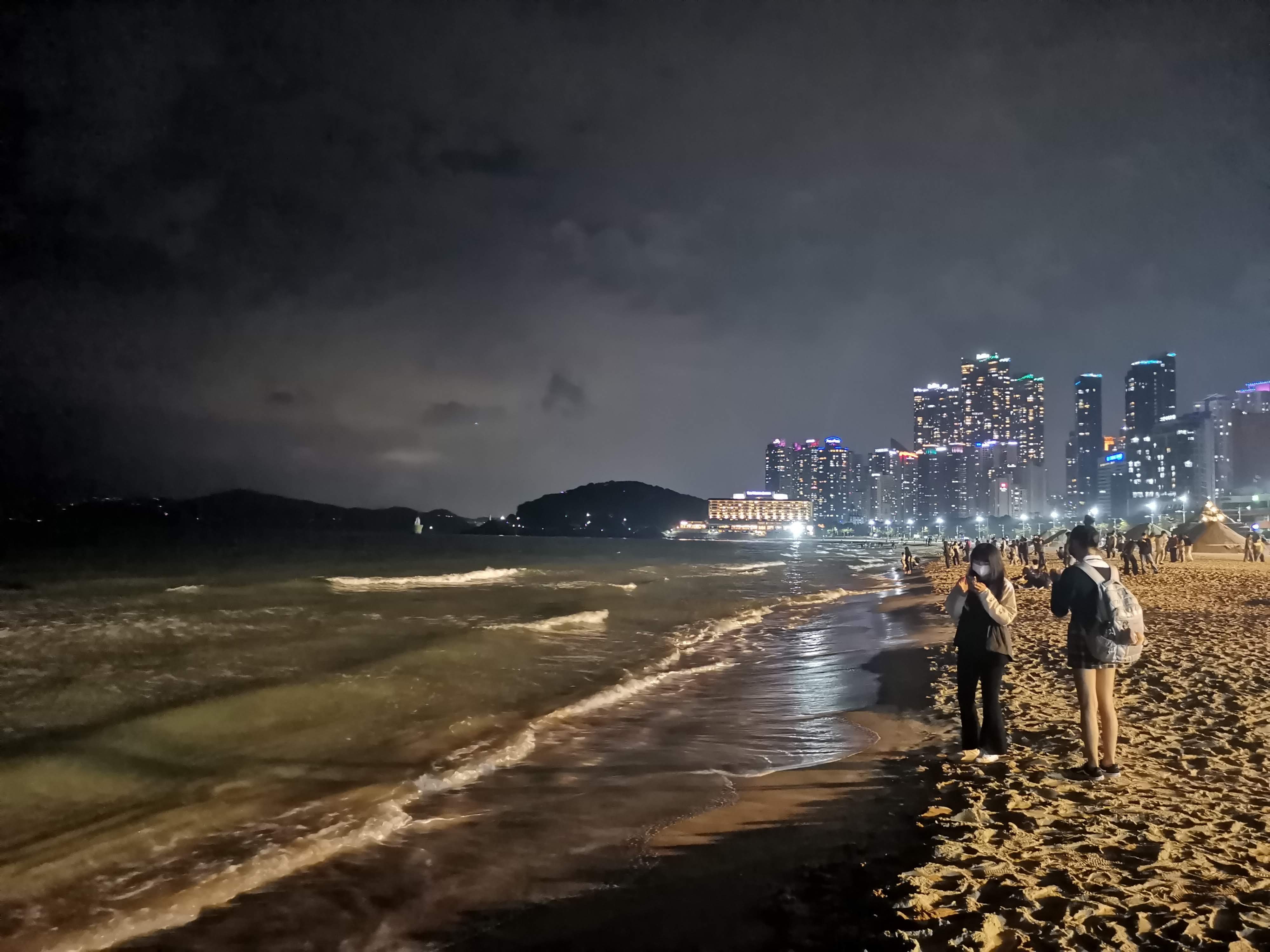 A másik híres busani Heundae beach este.