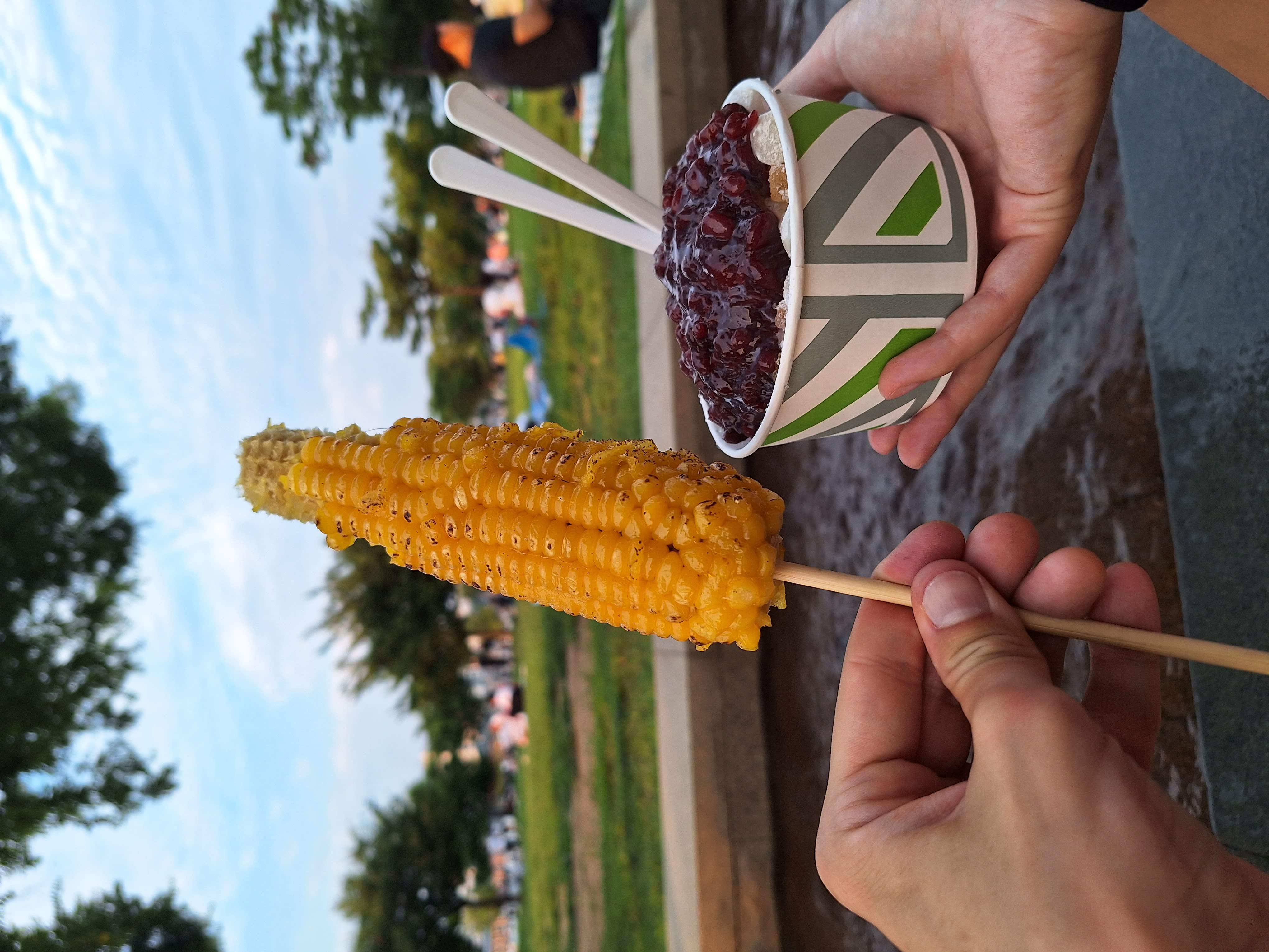 Streetfood: sült kukorica és patbingsu. A bingsu alapvetően forgácsolt jég különböző feltétekkel, jobb helyeken az ma már leginkább fagyi és gyümölcsök. Ez az autentikus, utcán bácsitól vásárolt verzió, müzlidarabokkal, gyümölcszselével, sűrített tejjel, és rengeteg babbal. Nyami...