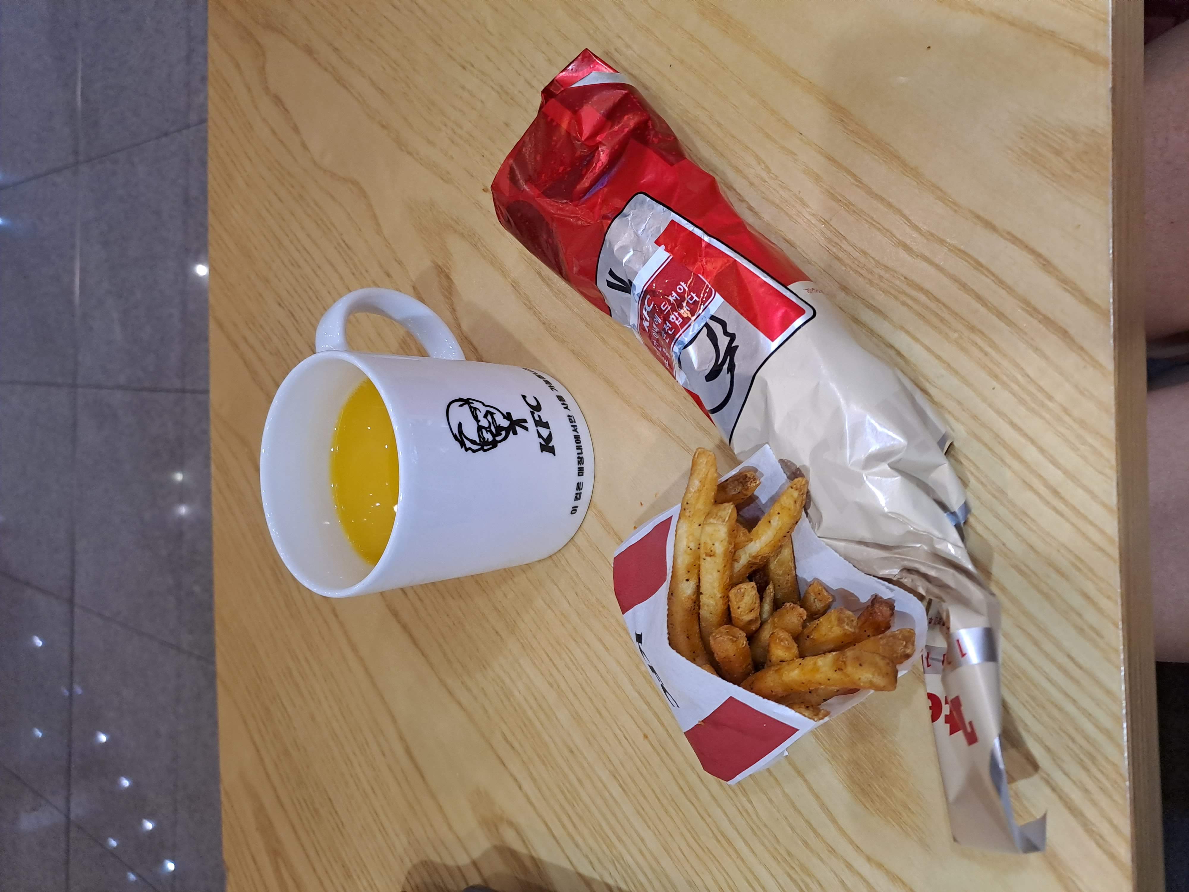 Amikor nem vagyunk gourmet hangulatban, becsúszik egy kis KFC-s csirkeétel egy bögre narancslével.