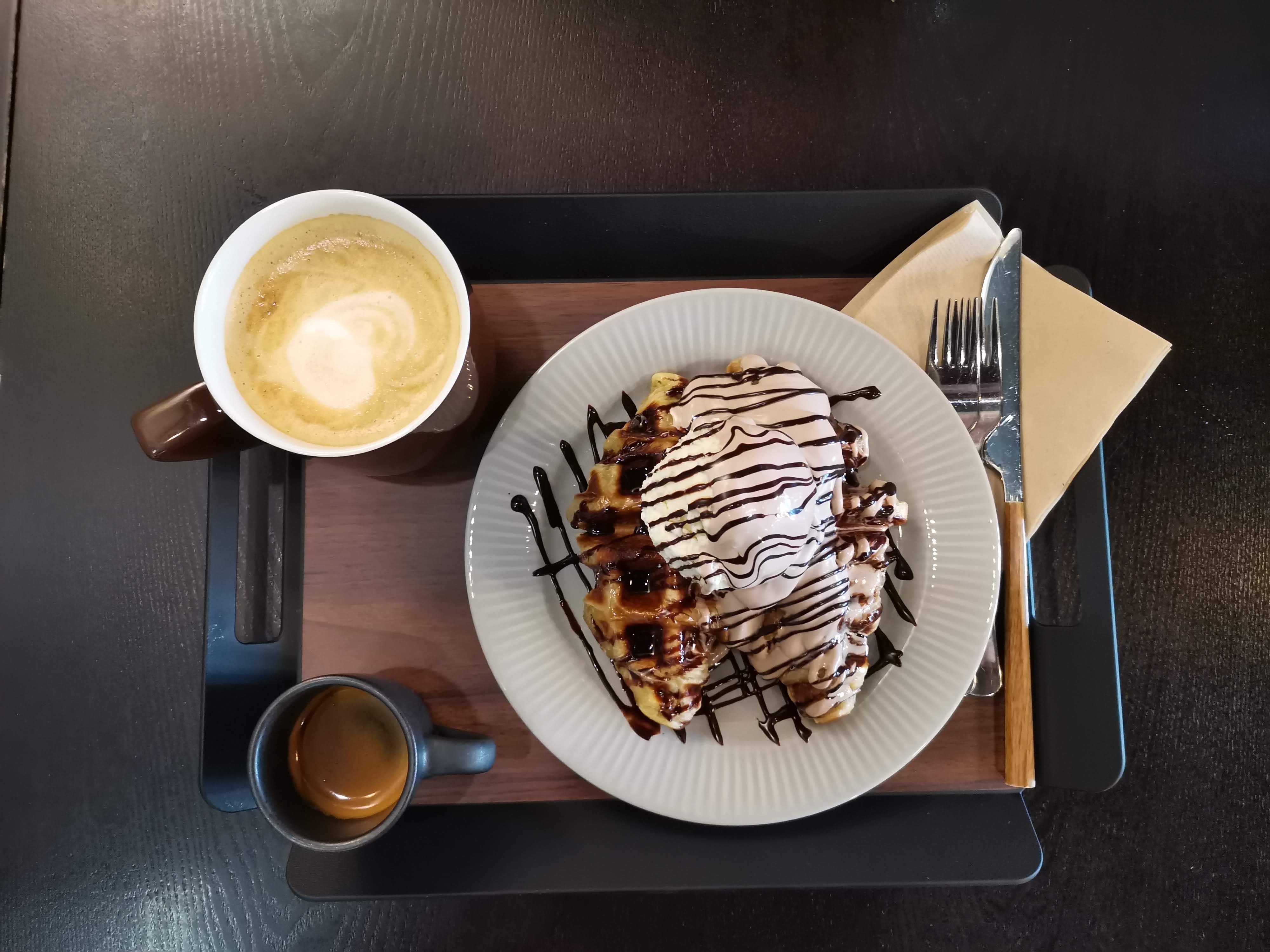 Az egyik közeli törzshely, a méltán népszerű croffle-lal. Igen, ez egy gofrisütőben elkészített croissant, általában fagyival. Igen, nagyon finom.