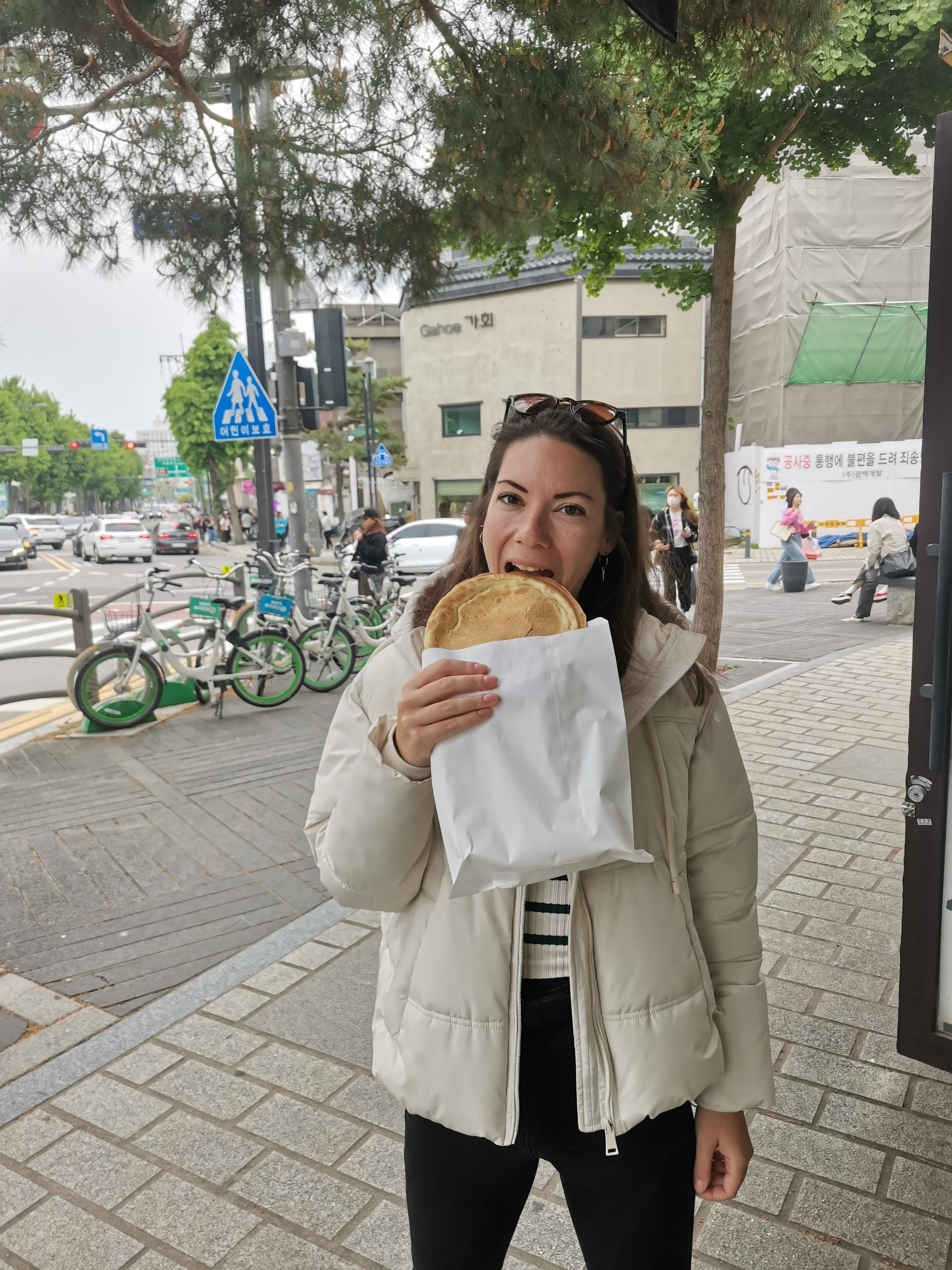 A hotteok egy népszerű streetfood, leginkább palacsintaként fordítják. Sokféle változata van, ez éppen óriási, kemény, belül üreges, kívül fahéjas.