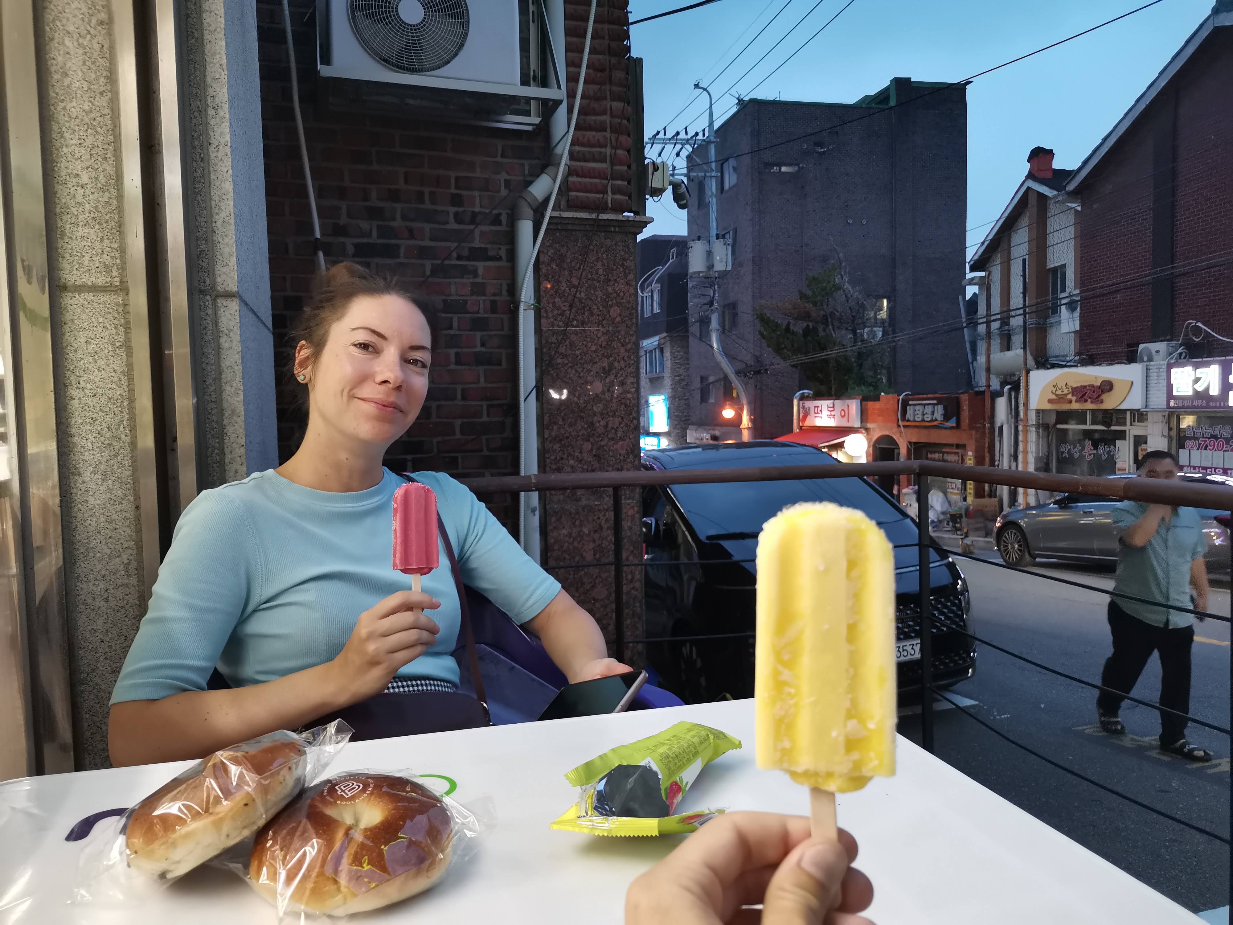 A kisboltok teraszán nyári estéken nemcsak a sör, hanem a jégkrém is jólesik. 