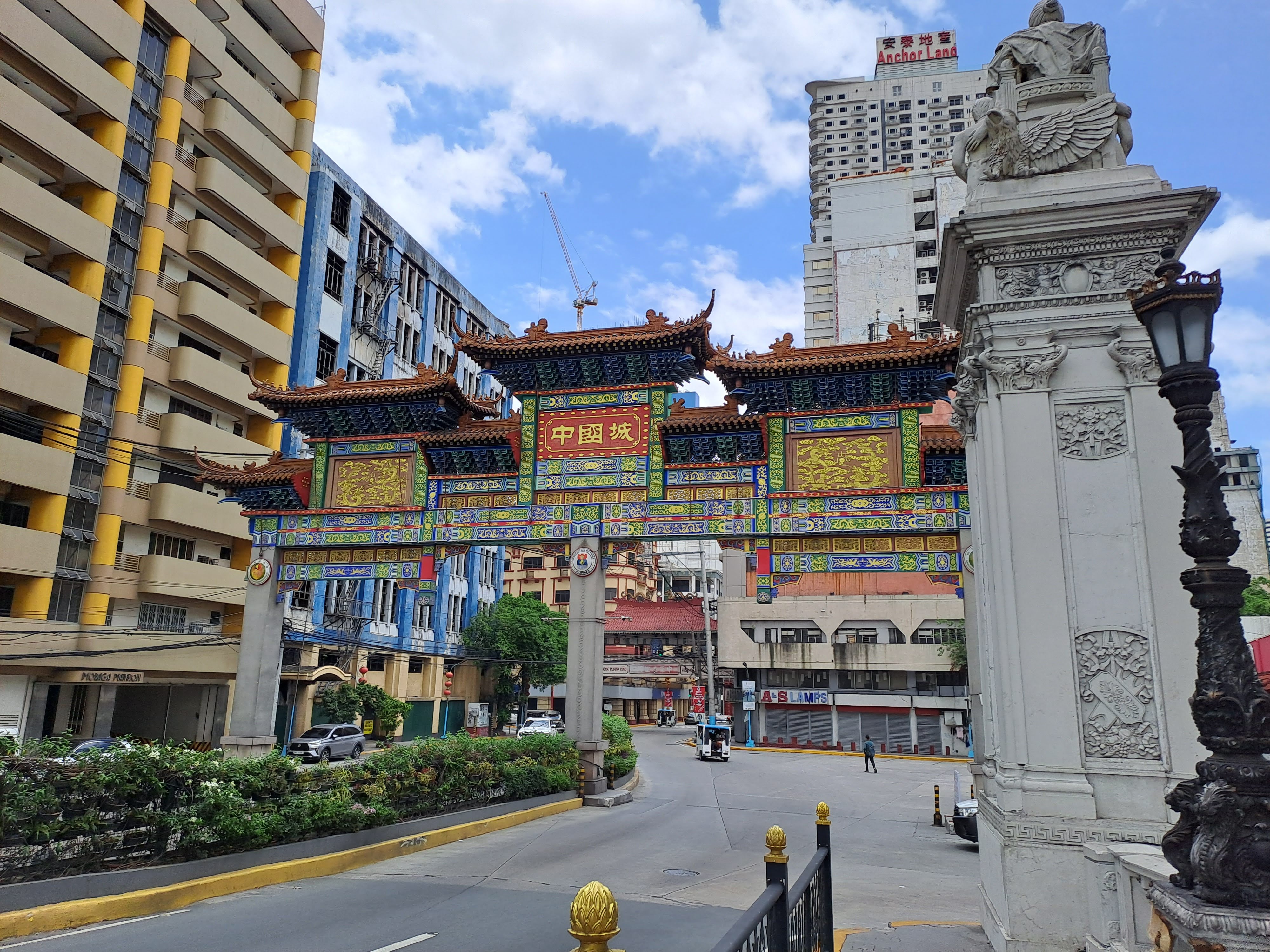 Híd a Binondoba, ami a város történelmi kínai negyede, vezetett food tourra érkezünk.