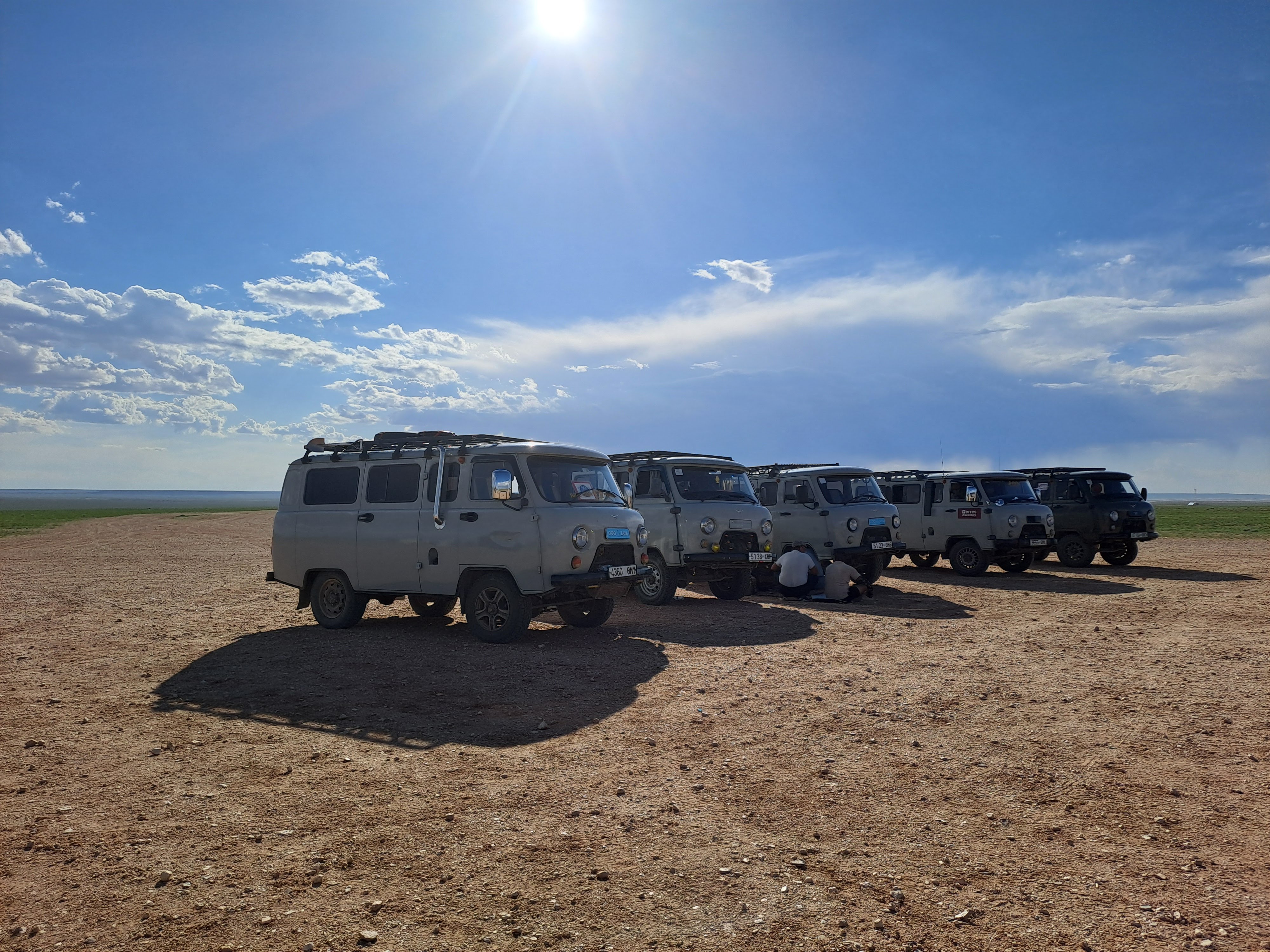 UAZ, látszólag a legalkalmasabb sivatagjáró jármű. Mongolul ‘purgon‘, vagyis furgon. Mi voltunk talán az egyetlen csapat, aki nem ilyennel utazott, ám kísérőnk elmondása szerint ez nem olyan nagy baj. Mert elmennek ugyan minden terepen, sőt száguldozni is tudnak, de sokkal jobban ráznak-zötykölődnek. Ezt az én gyomrom valószínűleg nem bírta volna - bár fel voltam rá készülve ipari mennyiségű Daedalonnal.