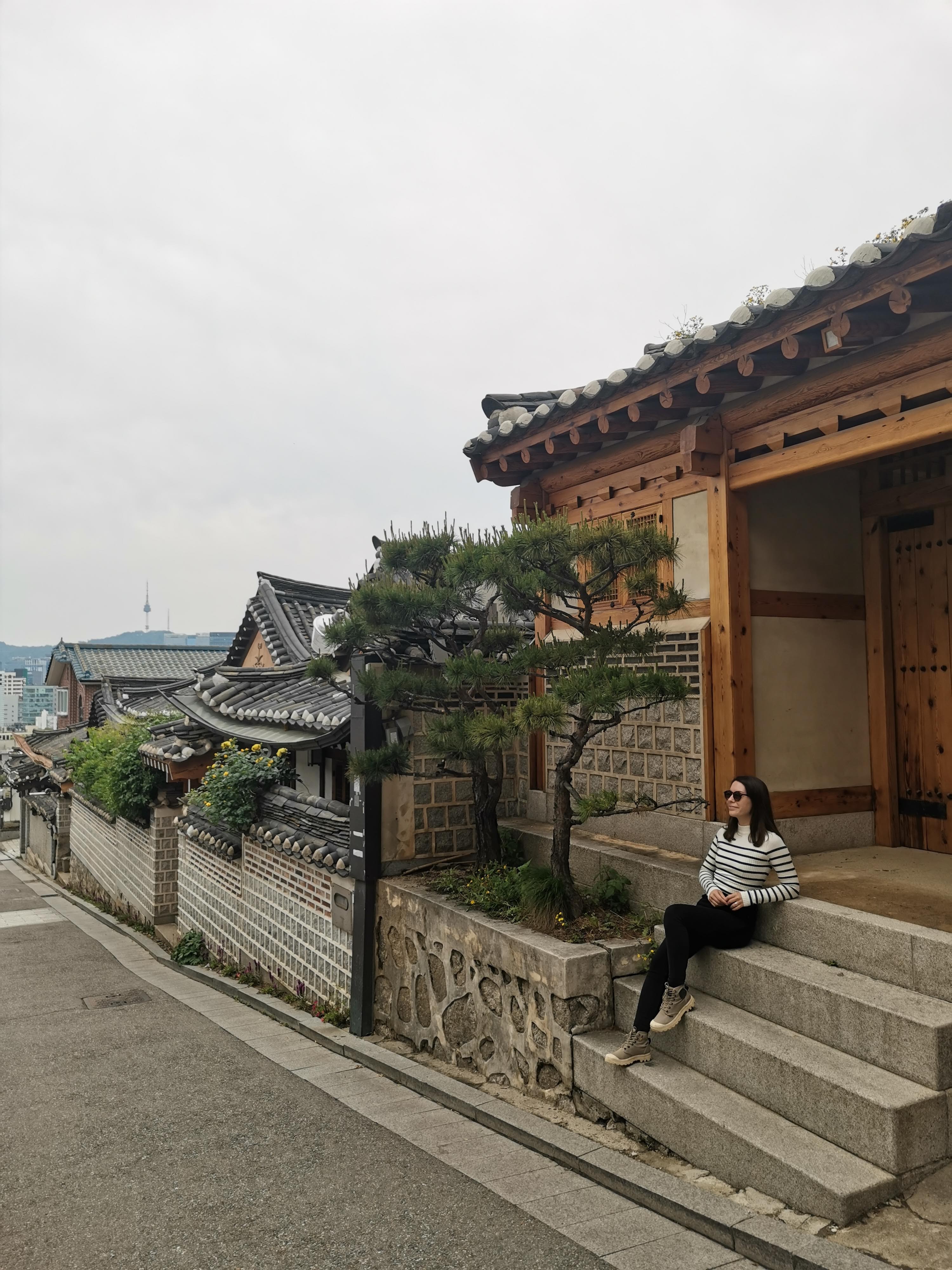 Ez a Bukchon hanok village, vagyis egy hagyományos koreai házakkal teli kis városrész. Egészen jókor mentünk, így ha letértünk a leghíresebb utcáról, néhány percig magunkban élvezhettük a hely sajátos hangulatát.