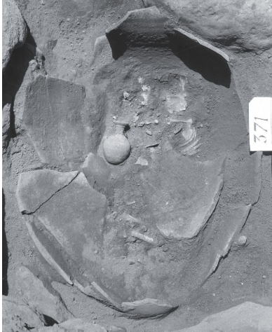 Temetkezési korsó egy 6-10 hónapos csecsemő maradványaival. <br />Az elhunytat jobb oldalára helyezték, fejjel a korsó szája felé. <br />Tel Dan, Kr. e. 1600 körül (középső bronzkor).