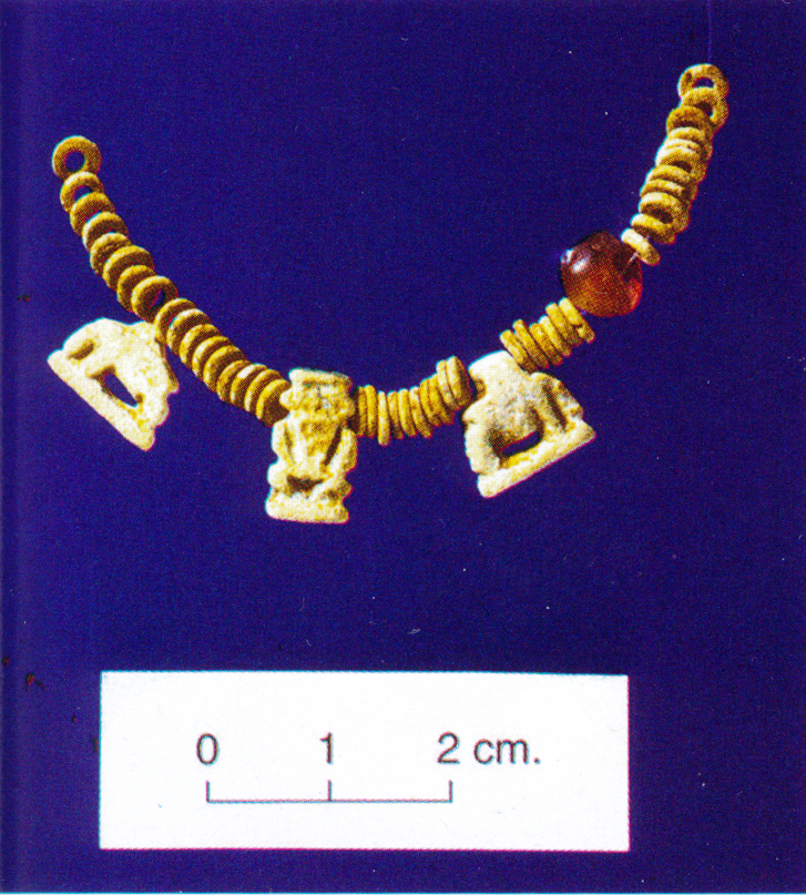 Gyöngyökből és amulettekből készült nyaklánc Kr. e. 604-ből (Askelón lerombolása).