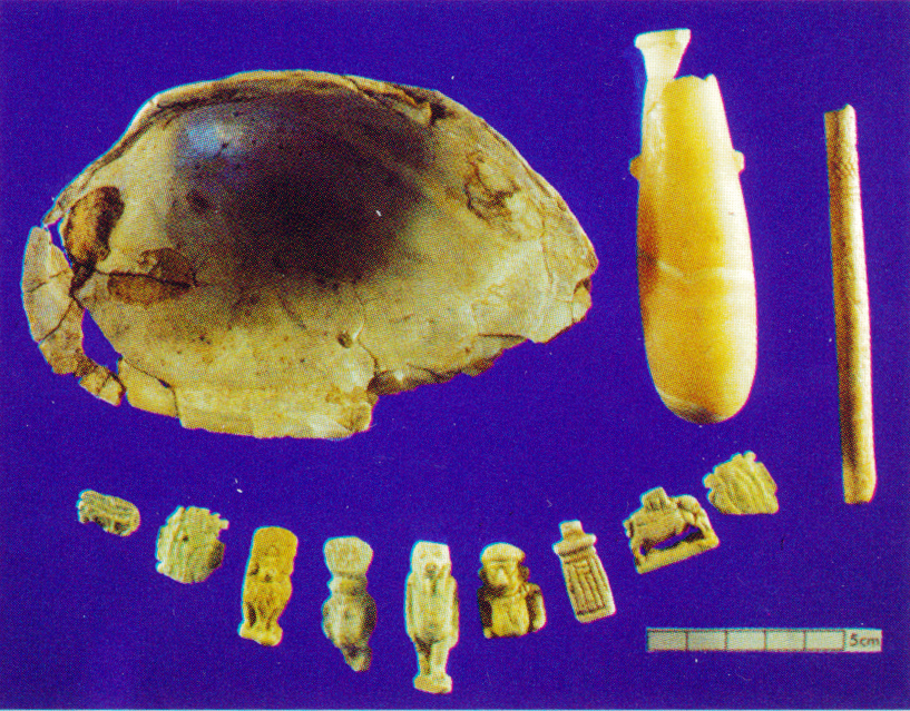 Amulettekből készült nyaklánc, mellette egy tárolásra is alkalmas kagyló, alabástrom szelence drága olajoknak, metszett csontfogattyú Kr. e. 604-ből (Askelón lerombolása).
