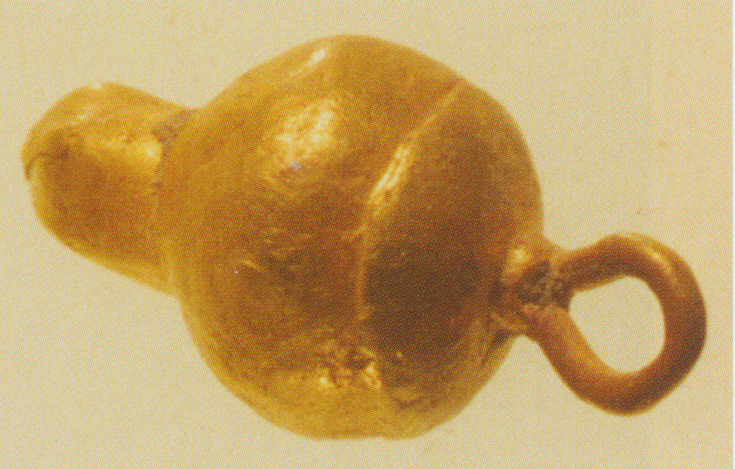 Növény formáló arany függőcske Askelonból.