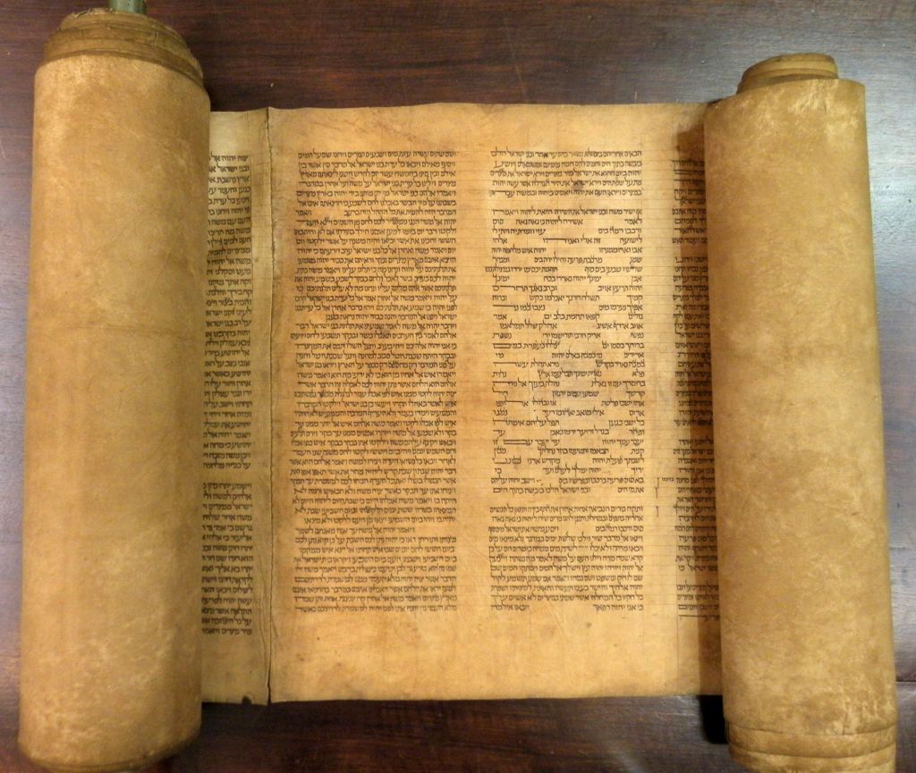 italy-old-torah-scrol_horo-1.jpg