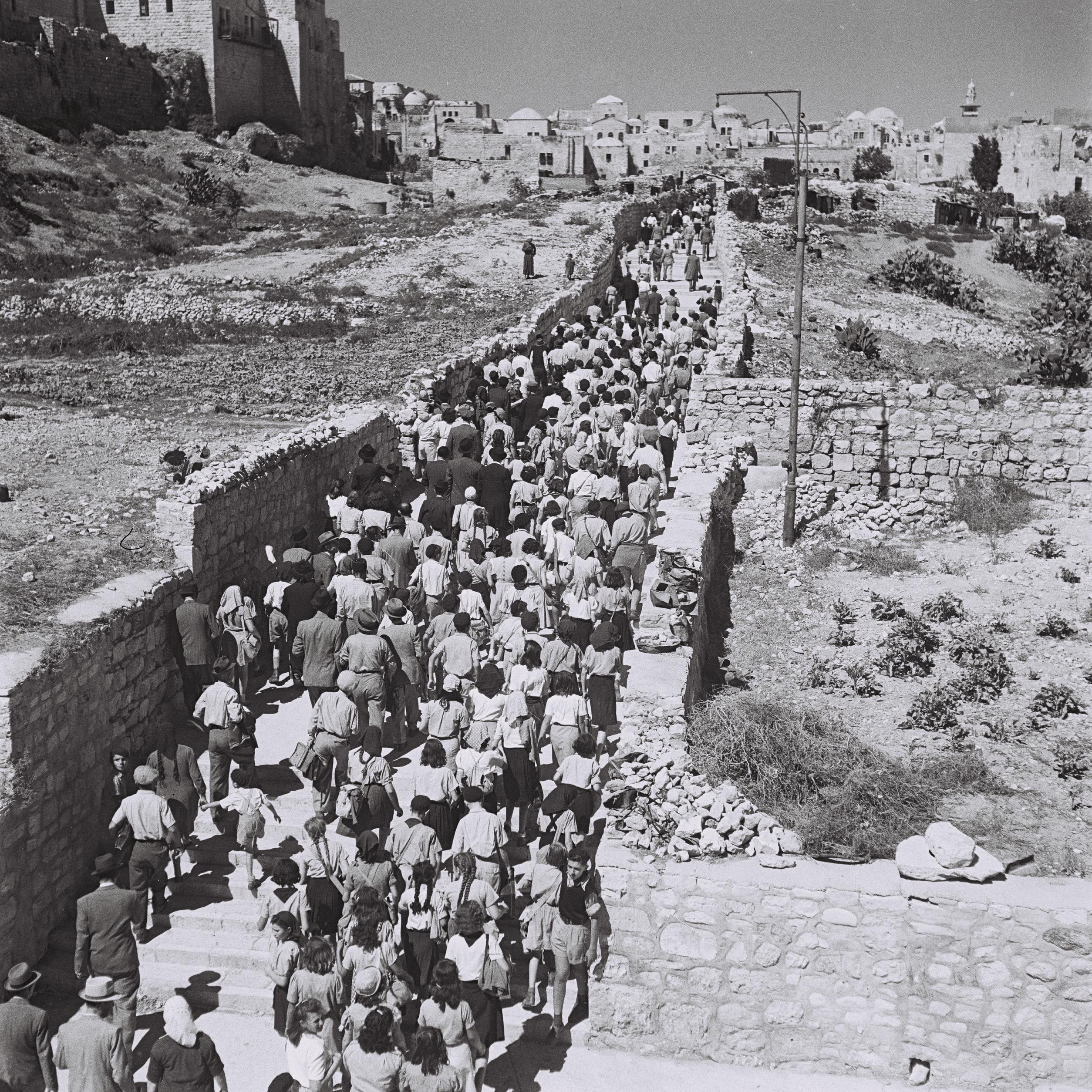 jewish_pilgrims_on_their_way_from_mount_zion_the_wailing_wall_during_the_succot_pilgrimage_in_jerusalem_d826-028.jpg