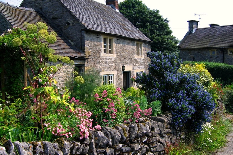cottagecore-cottage.webp