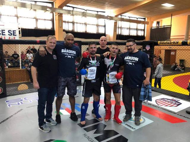 Bicskei rendőr piros MMA "buffla" kesztyűben - Ma Szombathelyen győzött és Szegeden is ezt tervezi!