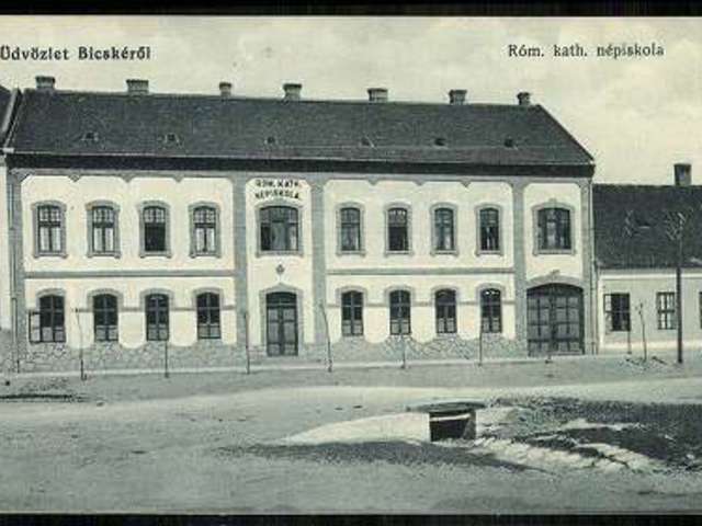 Az iskola homlokzatán ismét olvasható: RÓM. KATH. NÉPISKOLA