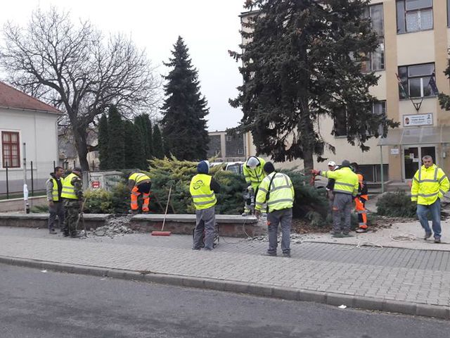 Fedett buszmegállón dolgoznak