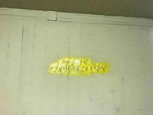 Barlangrajz - Eltűnt egy falfirka Bicske vasútállomásról
