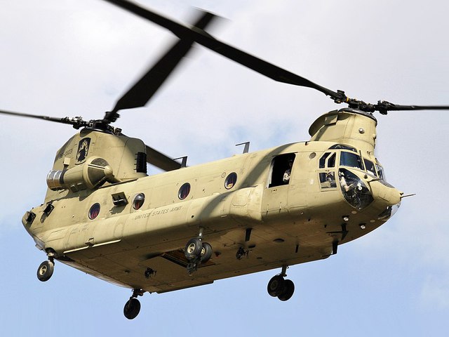 Alacsonyan szállnak a katonainak látszó helikopterek Bicske fölött