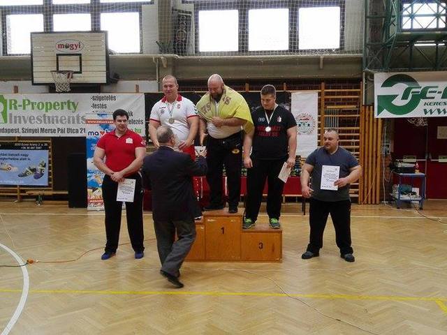 A Bicskei Bajnok bajai fogása - 235 kg fekve-nyomása filmen - 11-szeres magyar bajnokunk: Havai Viktor!