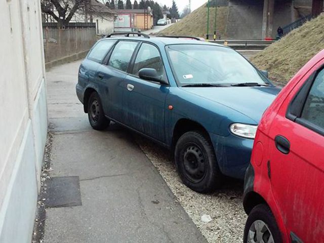Odébb rakták a parkoló autót, hogy be tudjanak kanyarodni és végezni tudják munkájukat