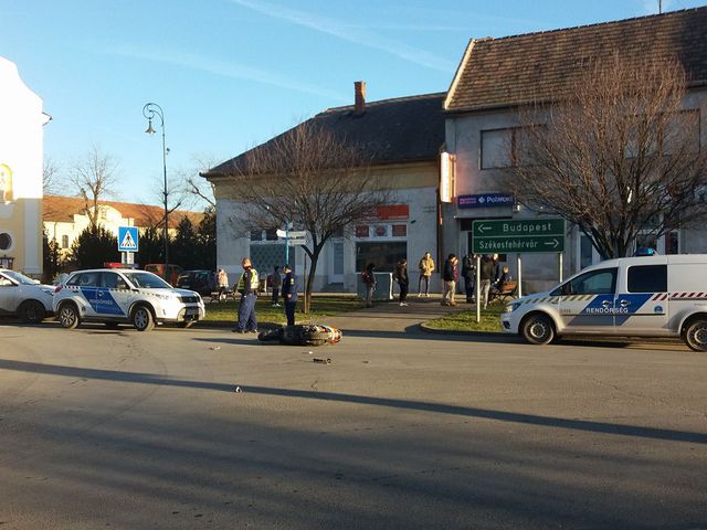 Motorbaleset Bicske központjában - Kerüljük ezt a kereszteződést, a helyszínelés még tarthat