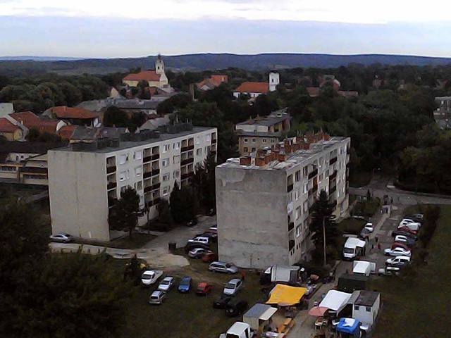 A tűzoltók létrán mentek föl egy erkélyre a piac bejáratánál