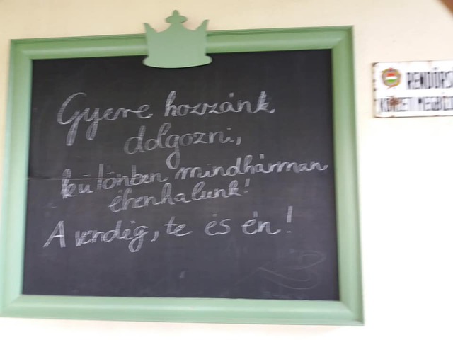 Korhű felirat a bicskei Pizzafaló teraszán