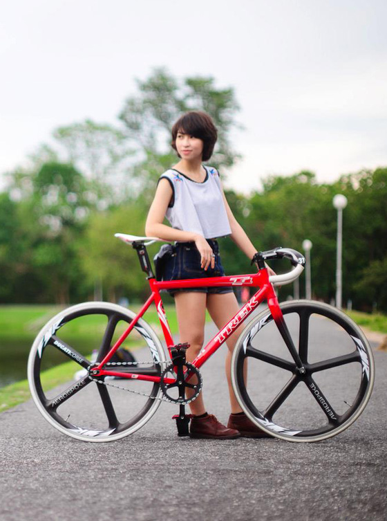 thai bike girls trek bicycle fixed gear2.jpg