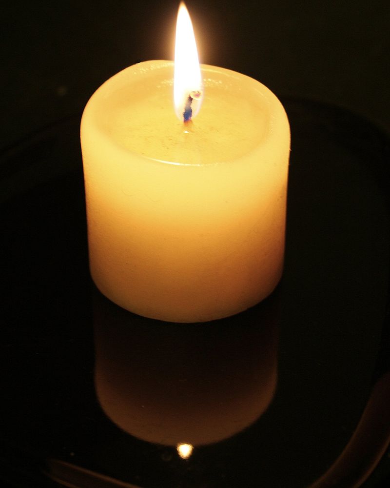 800px-candle-flame-and-reflection.jpg