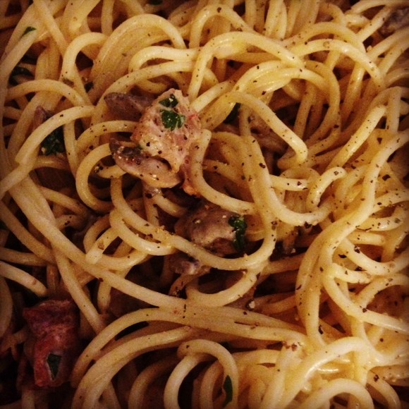 Gombás spagetti készülőben.JPG