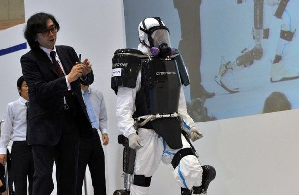 HAL-brain-controlled-cyberdyne-exoskeleton-ful-body-suit-nuclear-fukusima-Japan-e1350589234294[1].jpg
