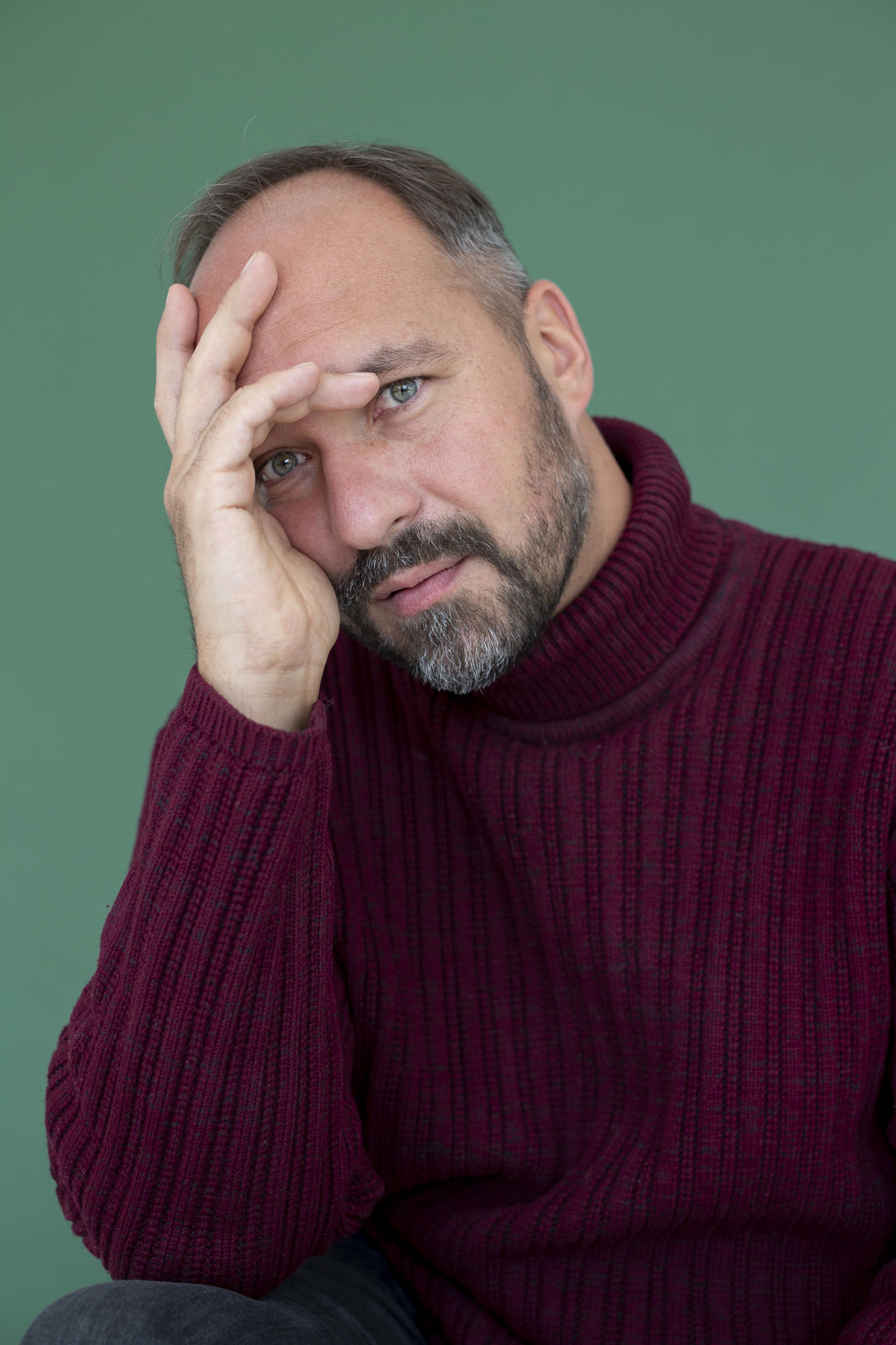 autumn-person-with-cozy-clothes.jpg