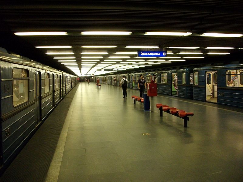 Budapest_Metro_Határ_út.JPG