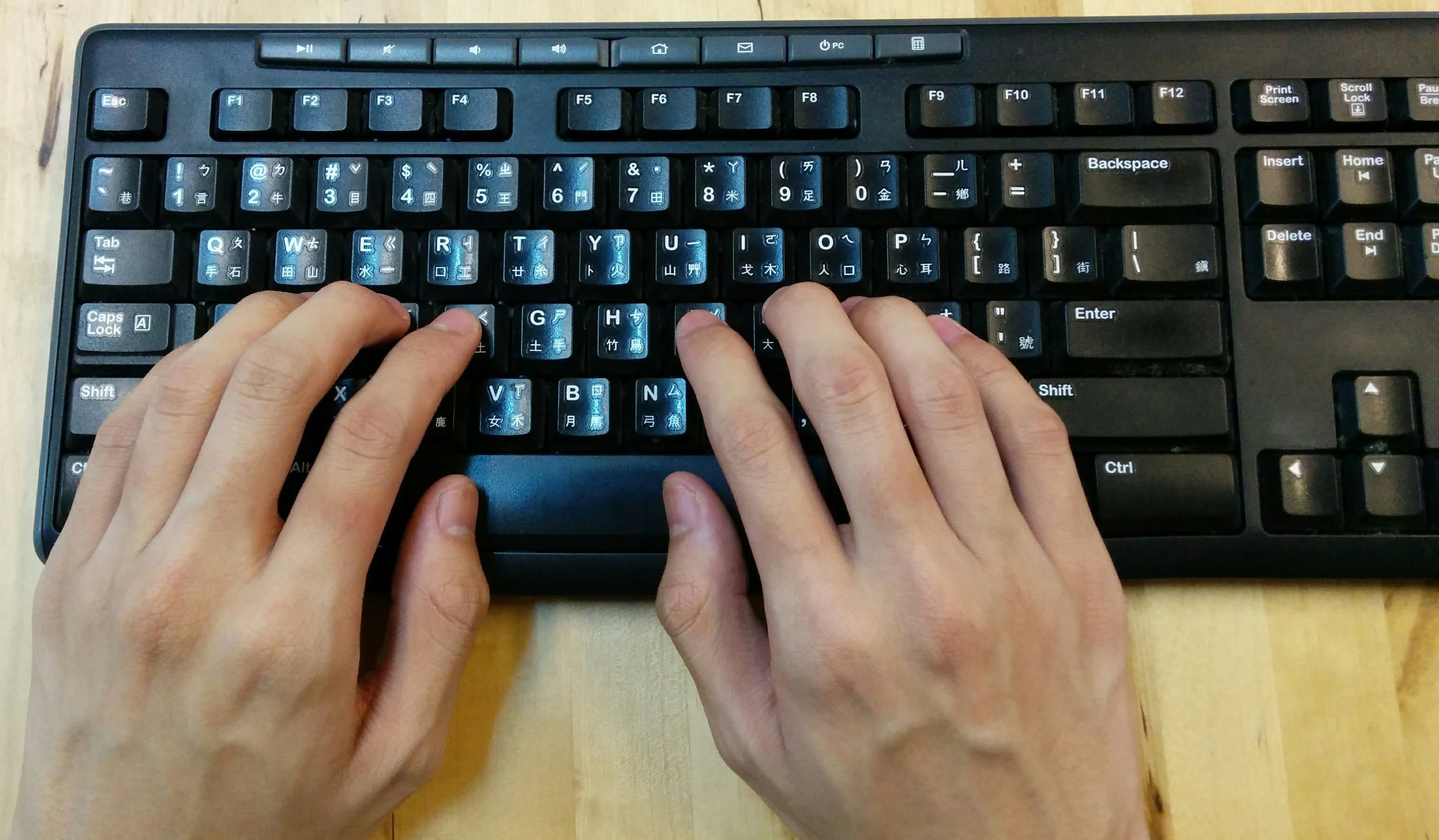 keyboard_with_fingers.jpg