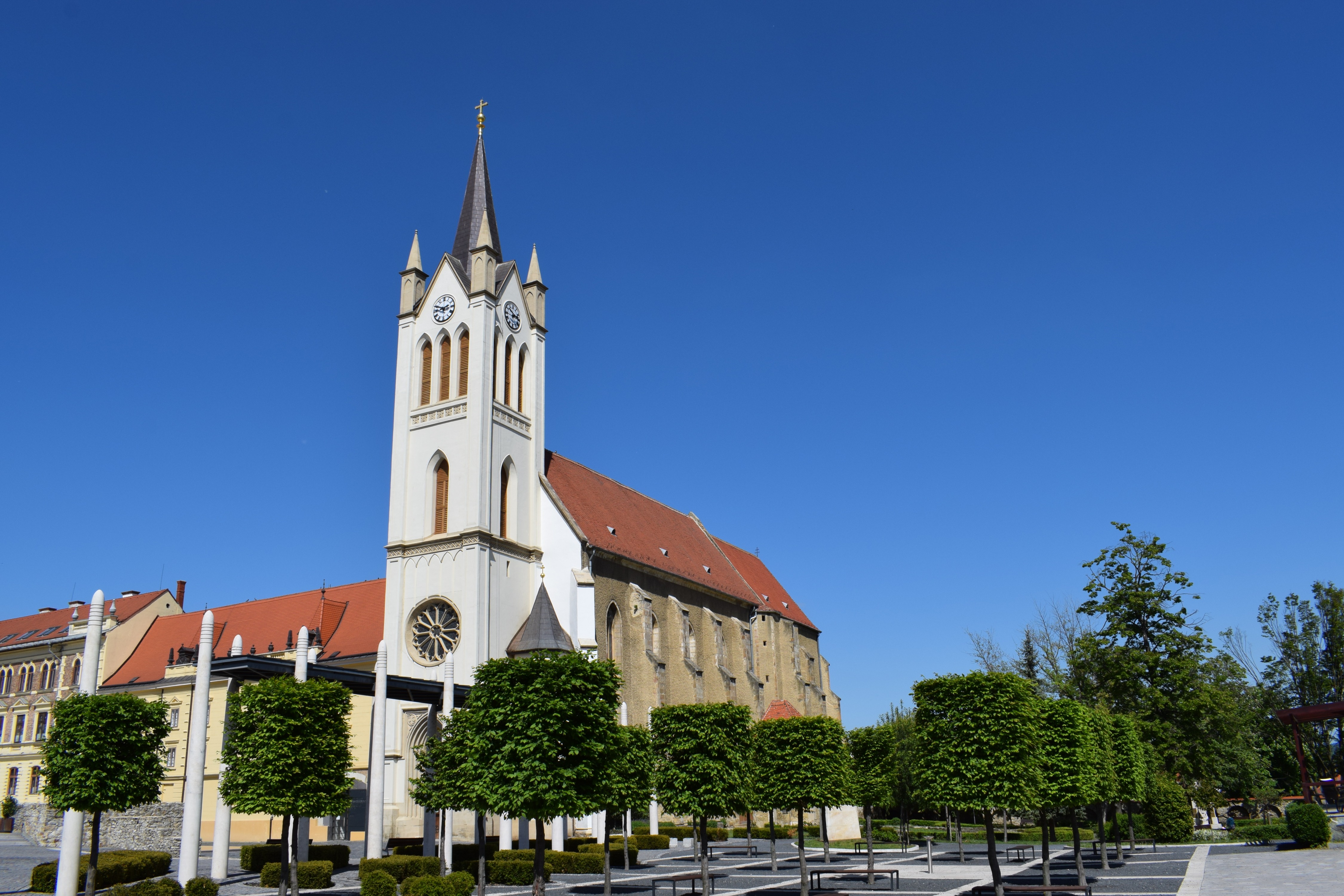 Keszthelyen a buszállomástól a Festetics kastélyhoz sétálva a Miasszonyunk templomát csodálhatjuk meg és előtte egy modern folyosó szerűséget, ami, hát érdekesen néz ki szerintem, de az összkép azért tetszik :).