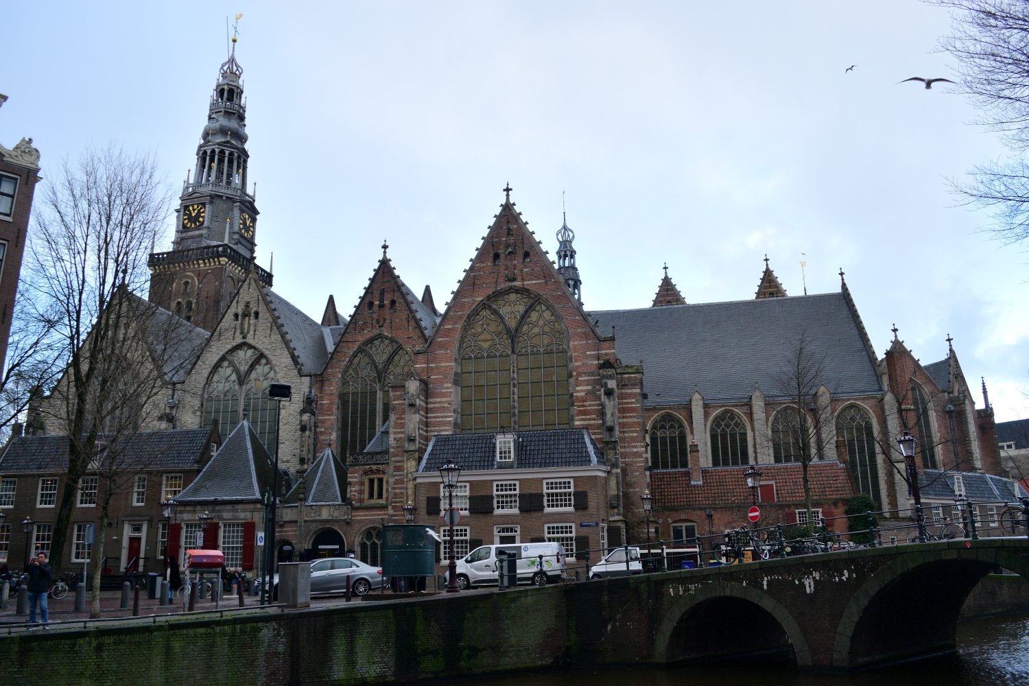 Az Oude Kerk, mint neve is sejteti, a legrégebbi templom Amszterdamban.