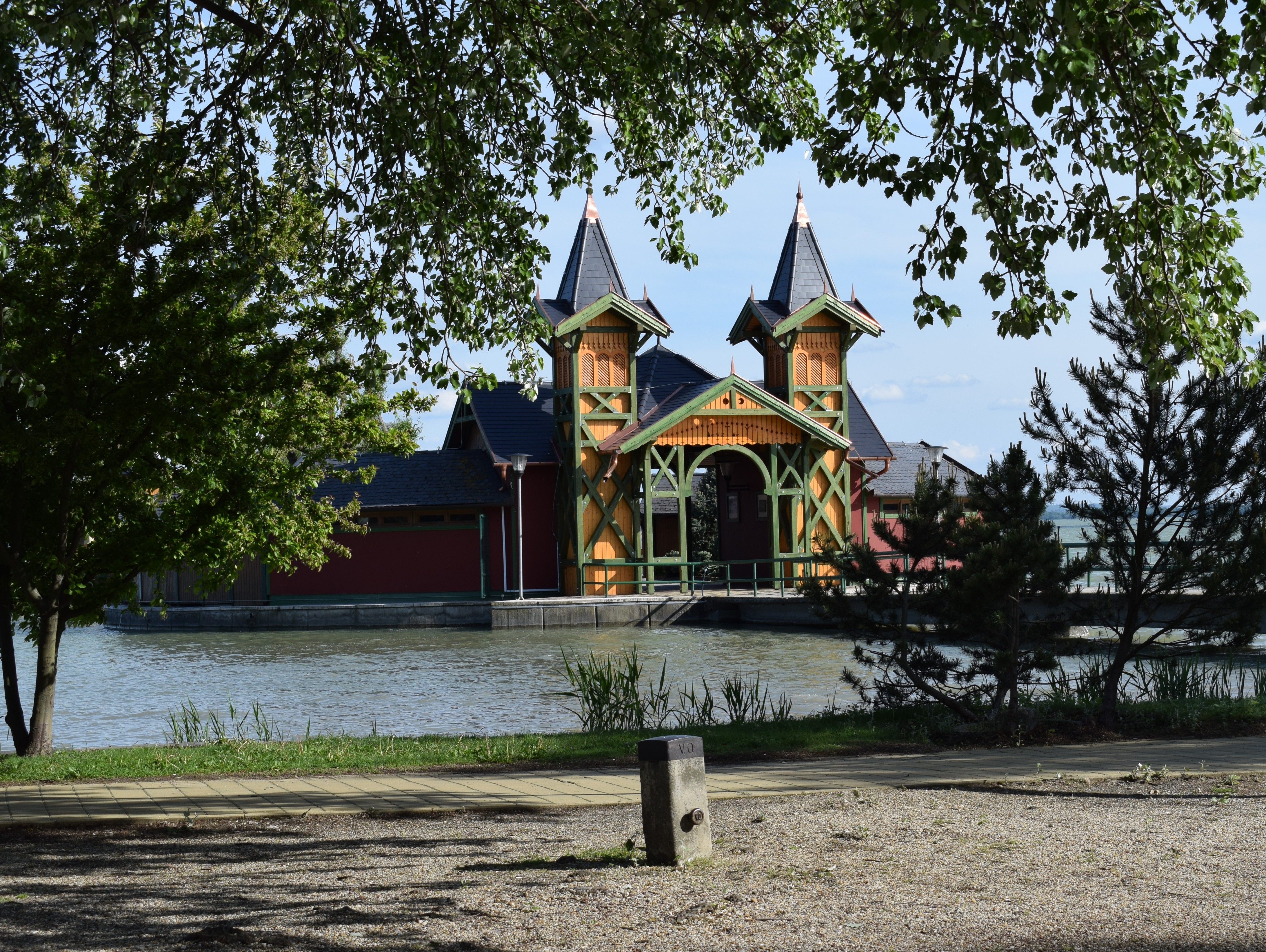 A Balaton és egy ráépült étterem