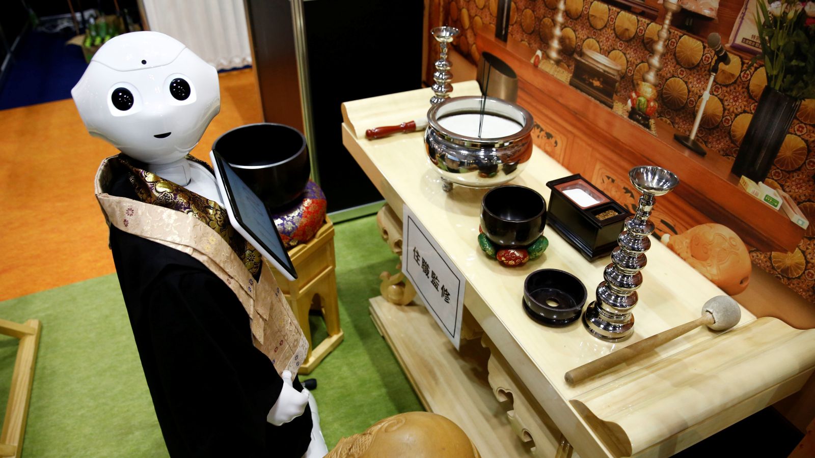 pepper-robot-buddhist-priest-japan-funeral.jpg